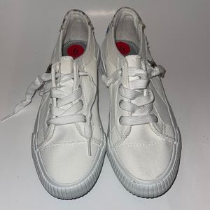 NEW IN BOX US Sports white canvas slip on tennis shoes. Size 6.